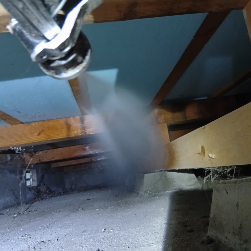 床下の地面にシロアリ駆除剤を散布