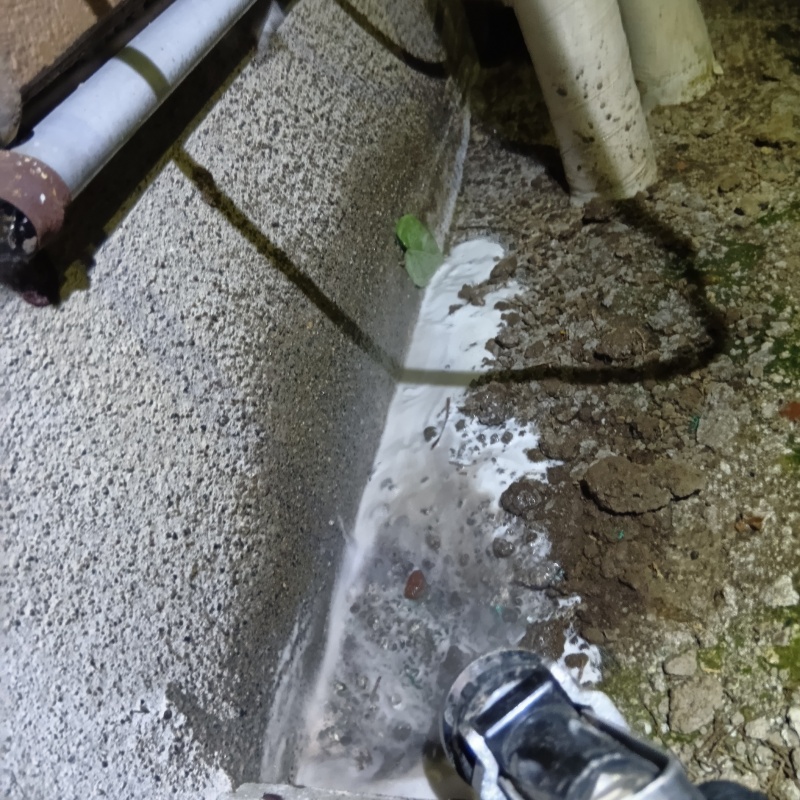 建物の外周にシロアリ駆除剤を散布