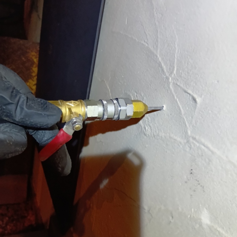 壁にシロアリ駆除剤を注入