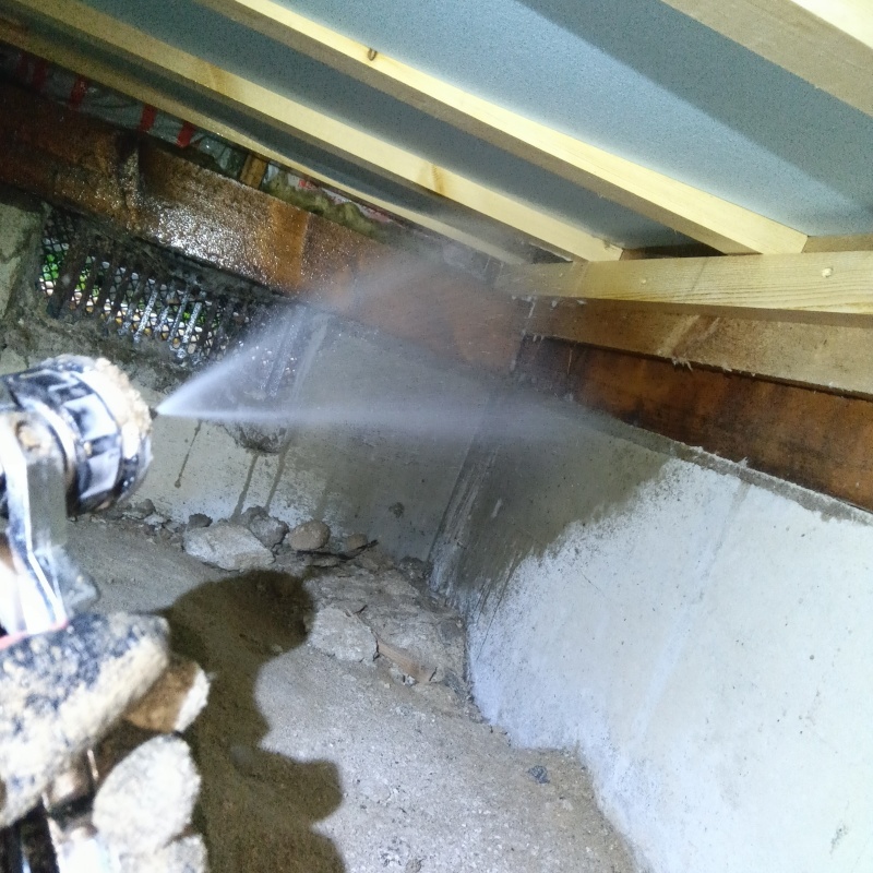 床下の木材にシロアリ駆除剤を散布