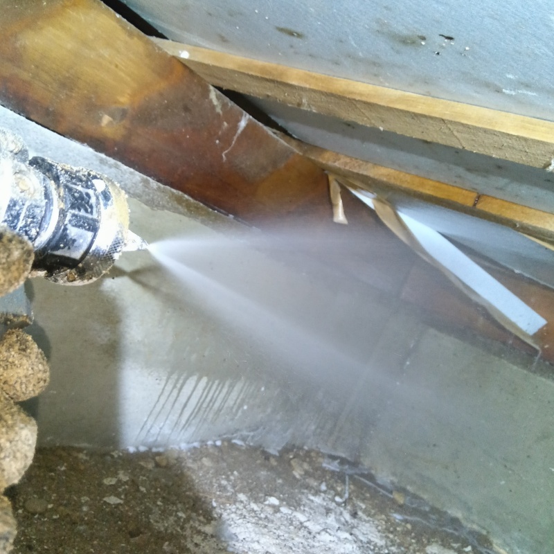 床下の木材にシロアリ駆除剤を散布