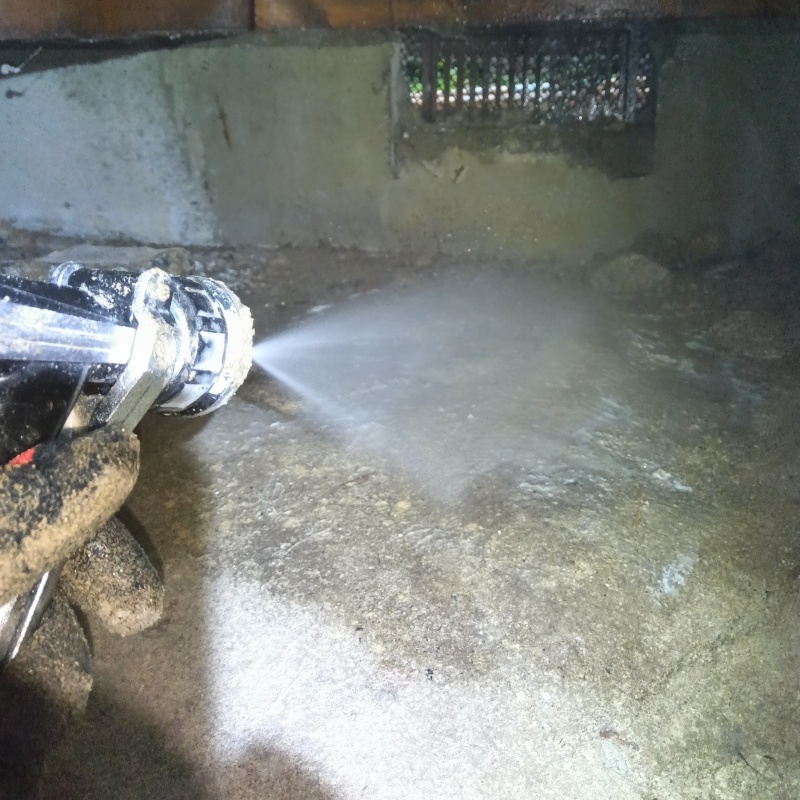 床下の地面にシロアリ駆除剤を散布