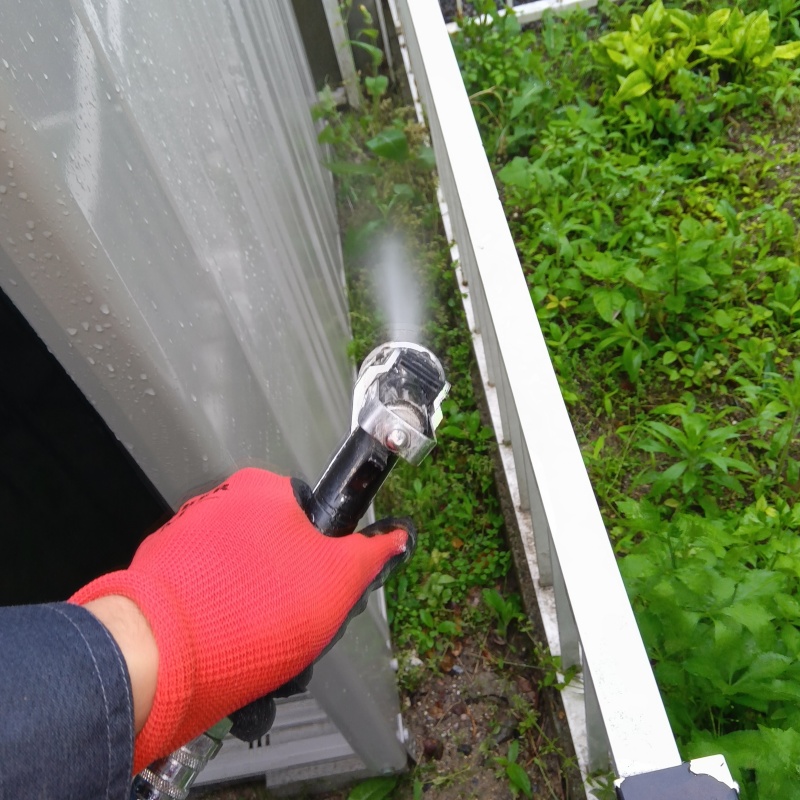 建物の外周にシロアリ駆除剤を散布