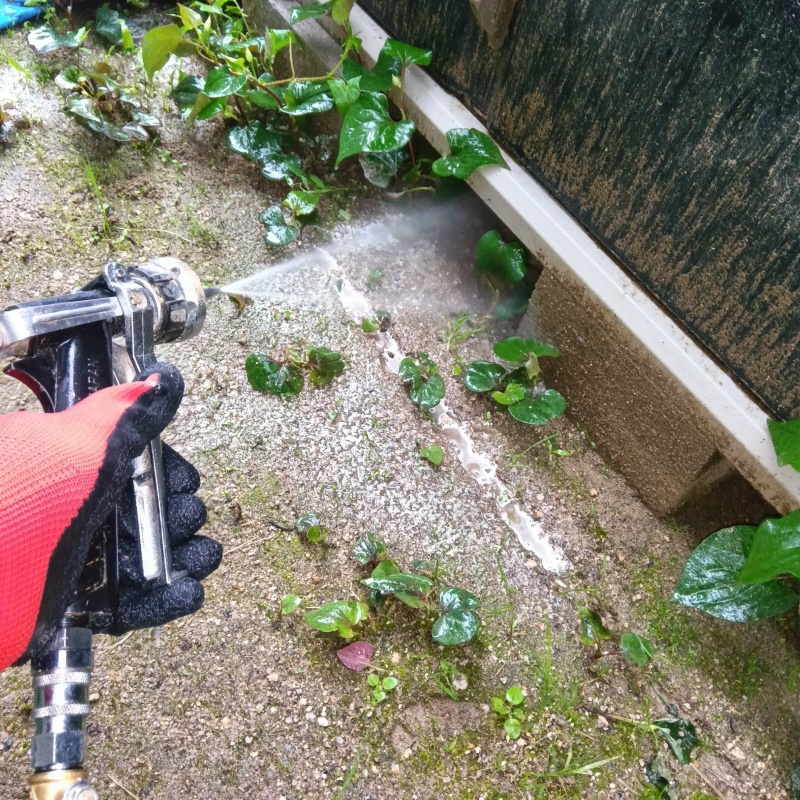 建物の外周にシロアリ駆除剤を散布