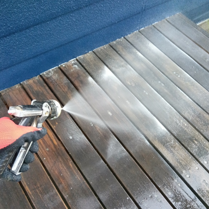 ウッドデッキにシロアリ駆除剤を散布