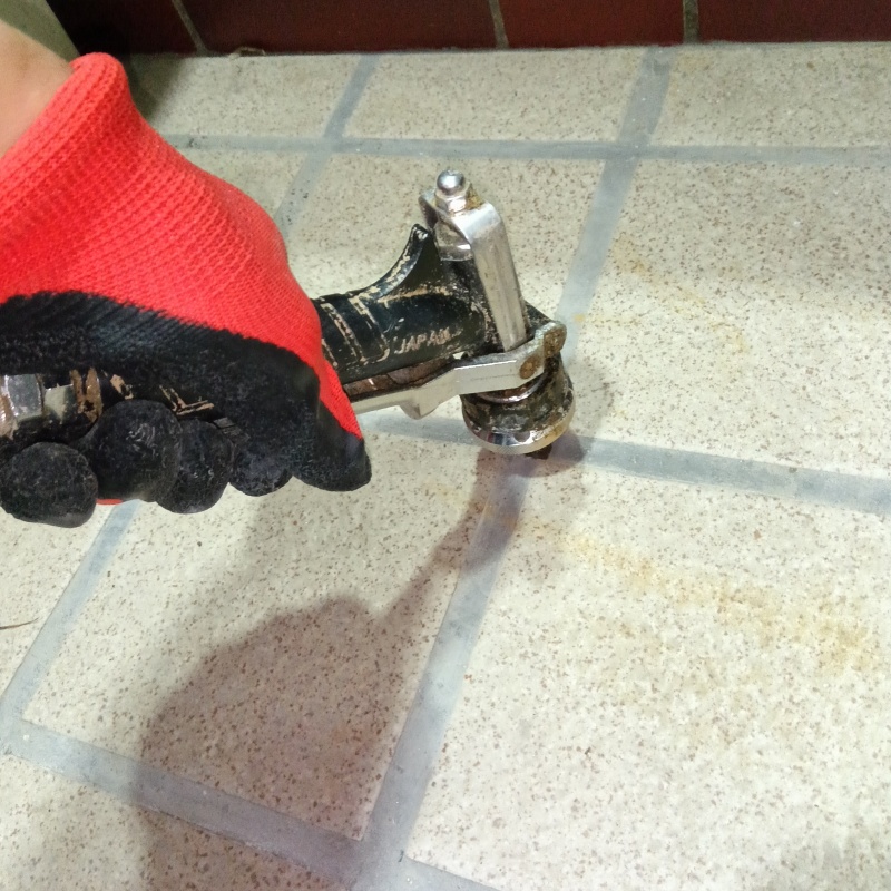 床にシロアリ駆除剤を注入