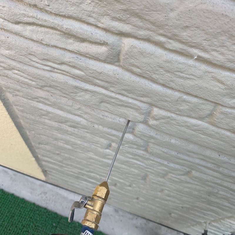 壁にシロアリ駆除剤を注入