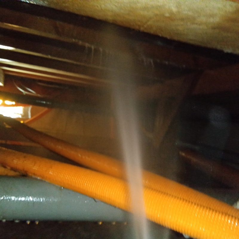 床下の木材にシロアリ駆除剤を散布