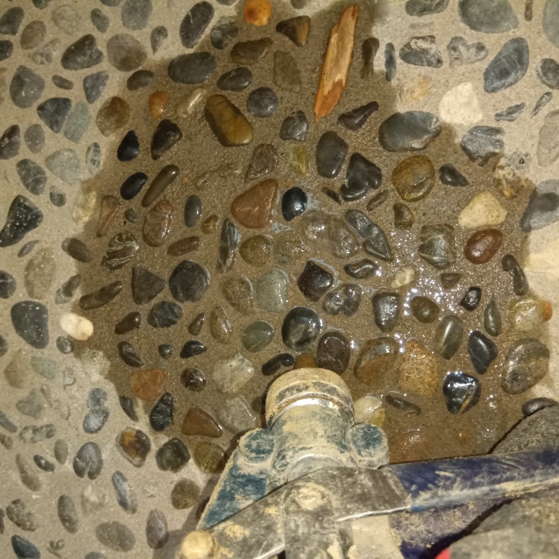 床にシロアリ駆除剤を注入