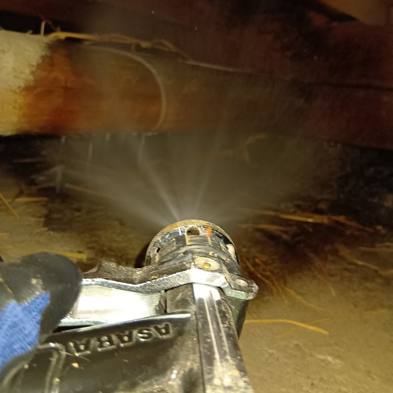 床下の木材にシロアリ駆除剤を散布