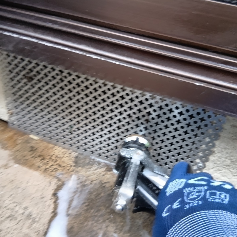 床下換気口からシロアリ駆除剤を散布