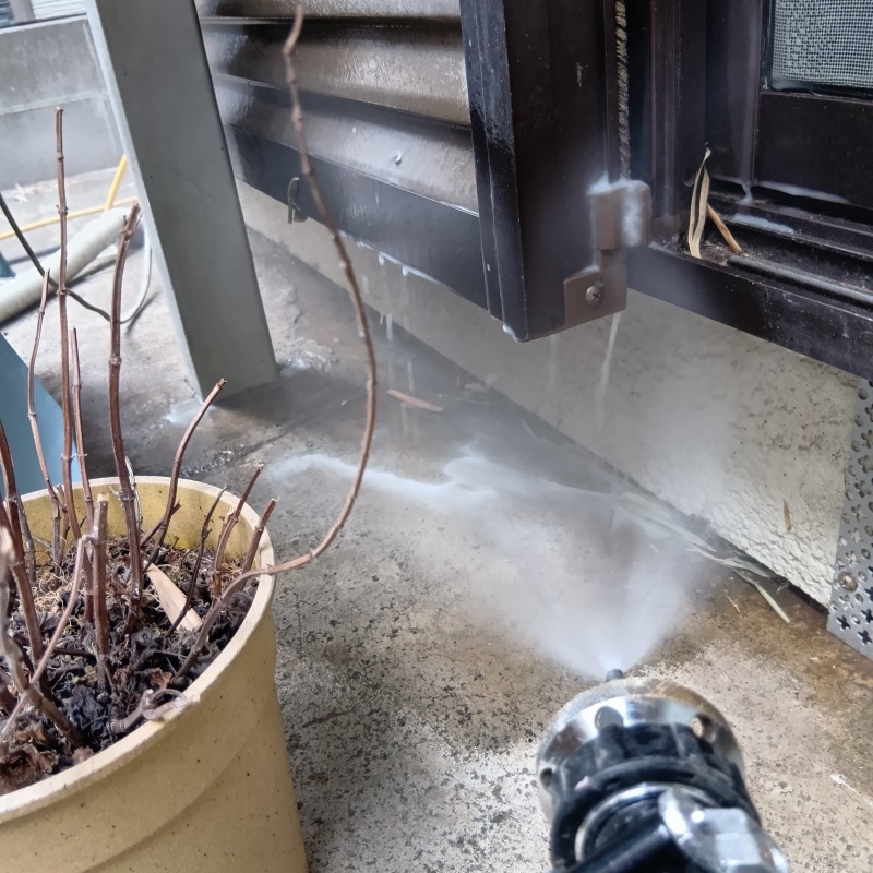 建物の外周にシロアリ駆除剤を散布