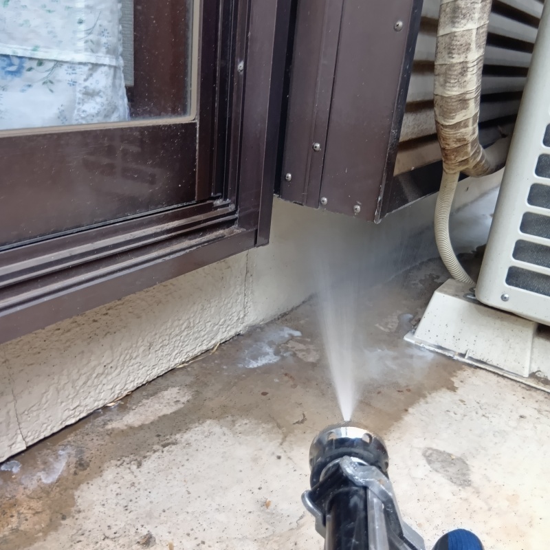 建物の外周にシロアリ駆除剤を散布