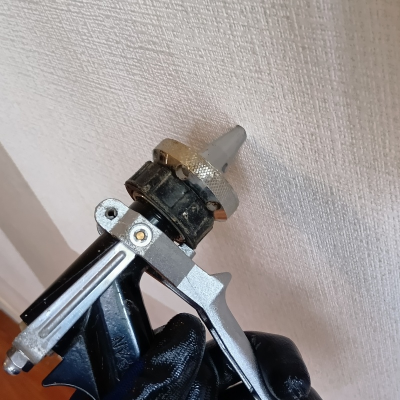 壁にシロアリ駆除剤を注入