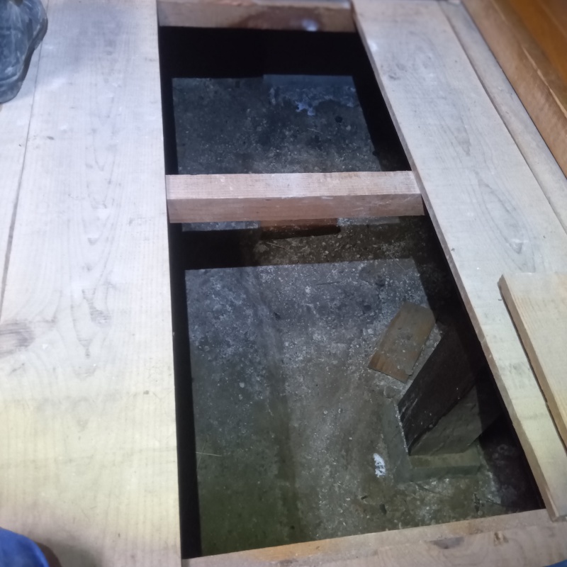 床板を切り抜いた様子