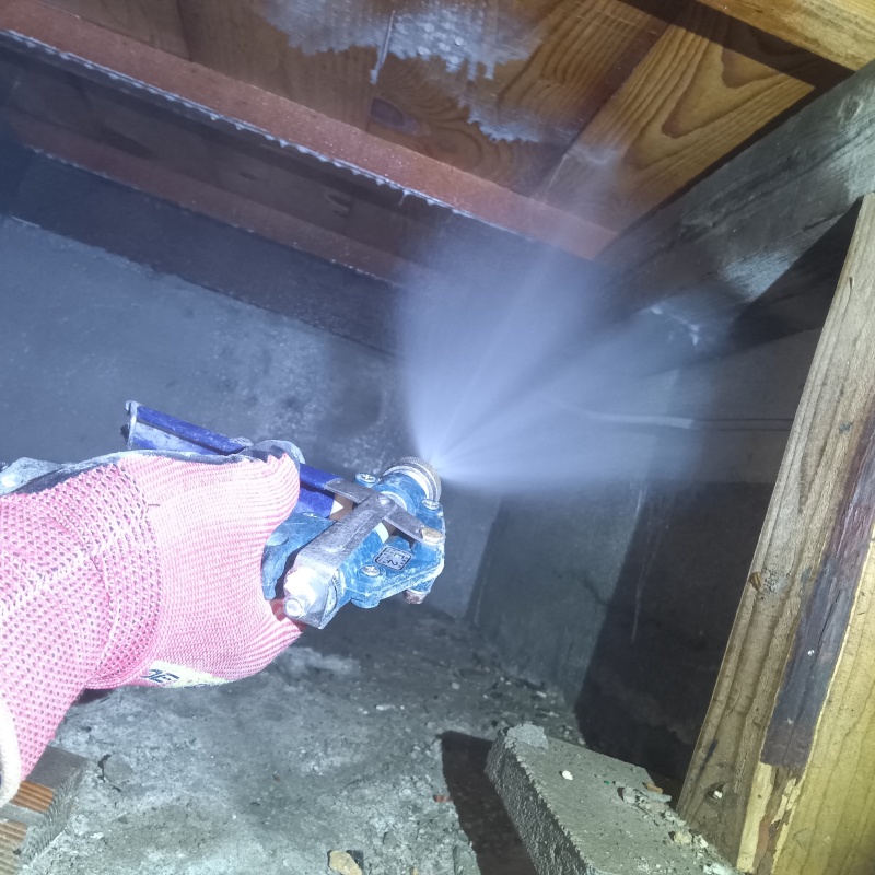 床下の木材にシロアリ駆除剤を散布