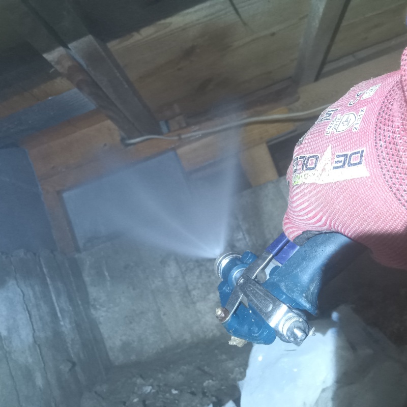 床下の木材にシロアリ駆除剤を散布