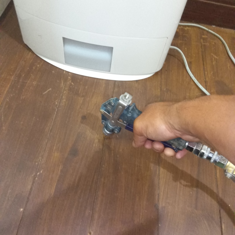 床にシロアリ駆除剤を注入