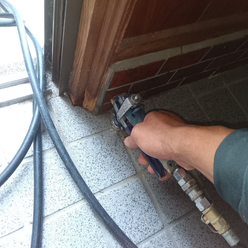 床にシロアリ駆除剤を注入