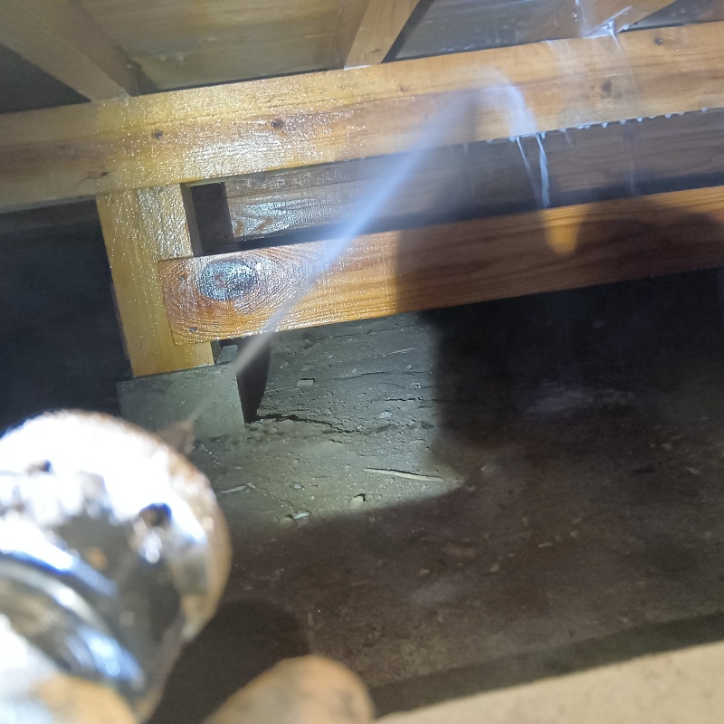 床下の木材にシロアリ駆除剤を散布