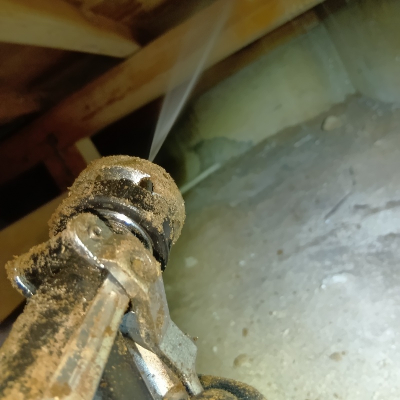 床下の木材にシロアリ駆除剤を散布