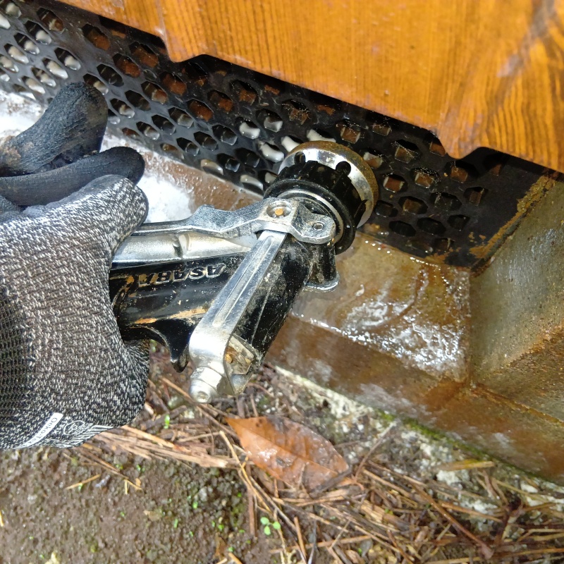 床下換気口からシロアリ駆除剤を散布