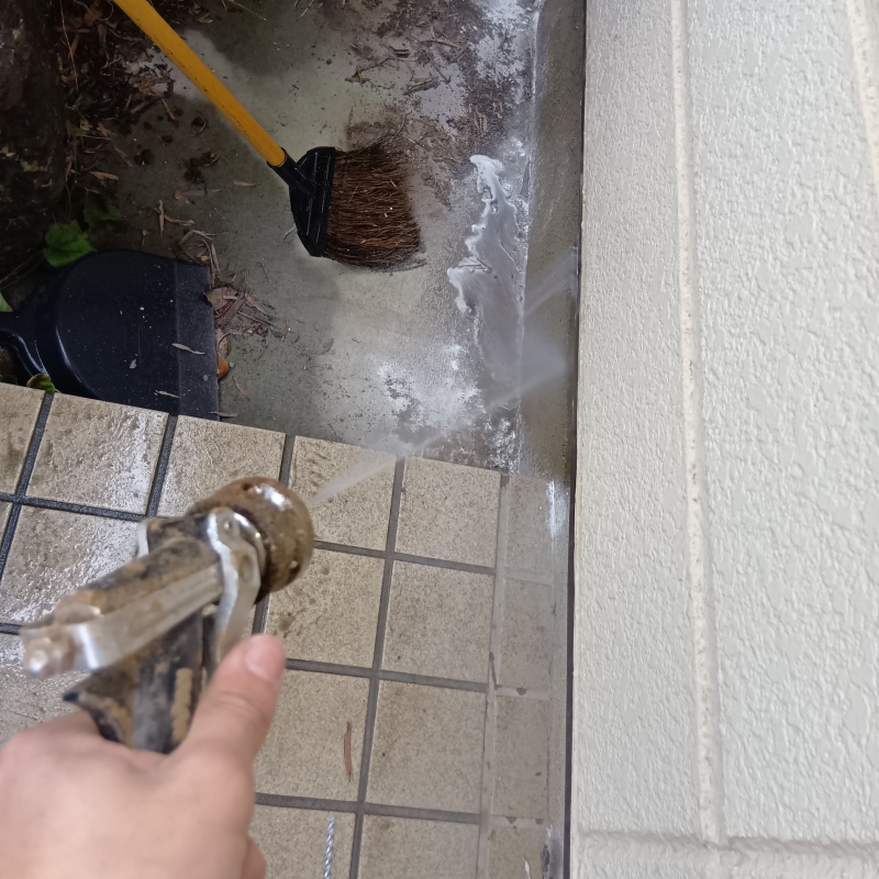 建物の外周にシロアリ駆除剤を散布