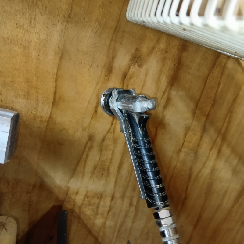 床にシロアリ駆除剤を注入