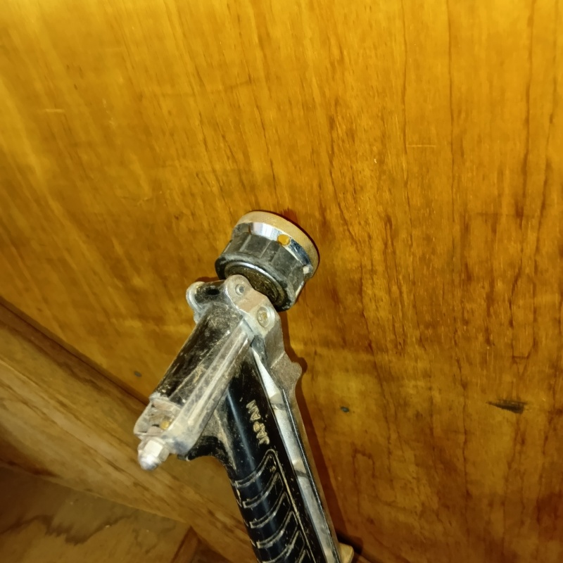 壁にシロアリ駆除剤を注入