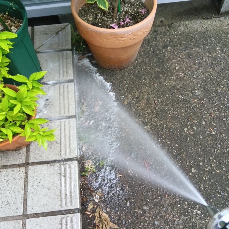 建物の外周にシロアリ駆除剤を散布