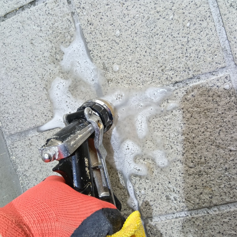 床にシロアリ駆除剤を注入