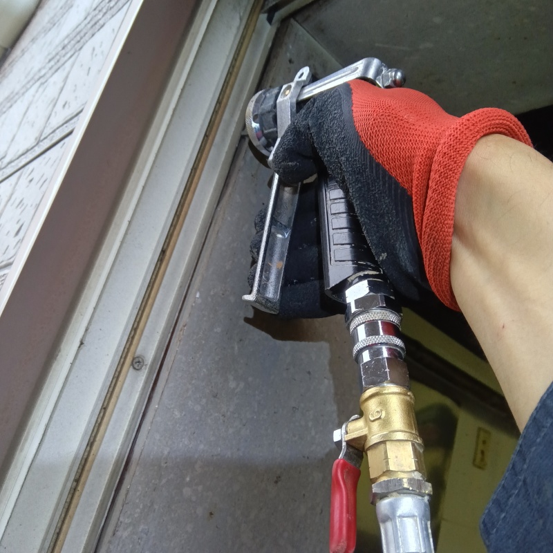 壁にシロアリ駆除剤を注入