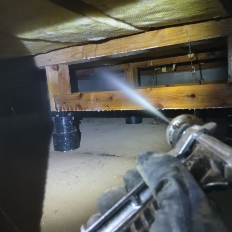 床下の木材にシロアリ駆除剤を散布