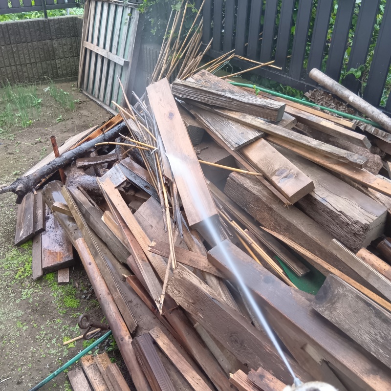 端材にシロアリ駆除剤を散布