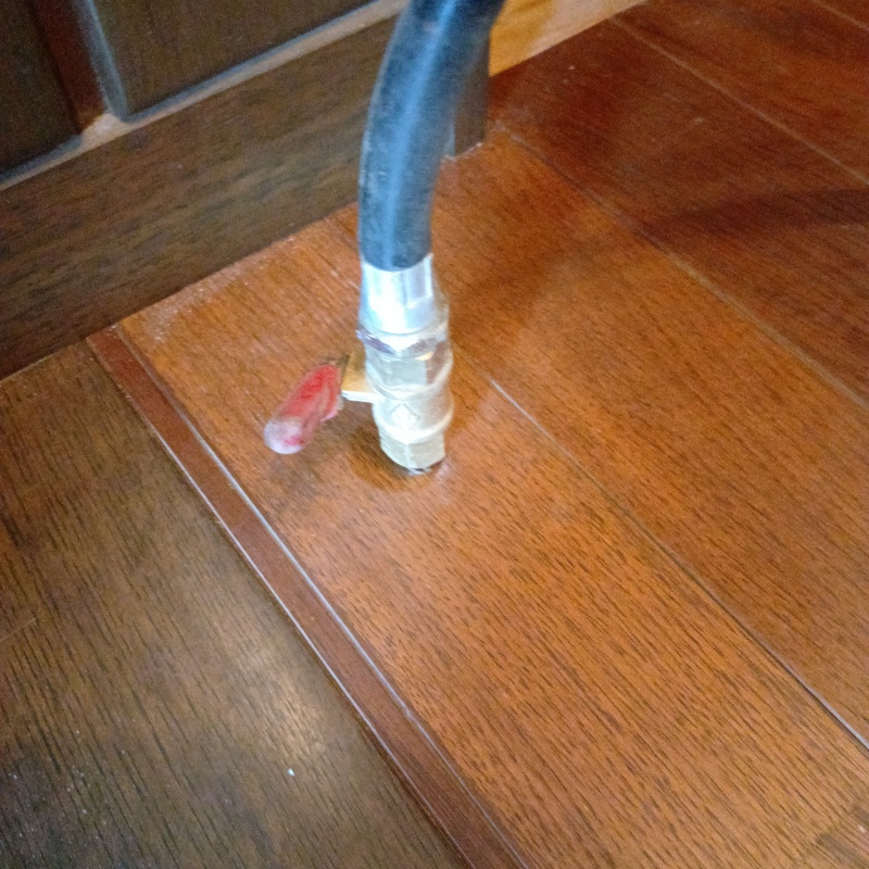 床にシロアリ駆除剤を注入