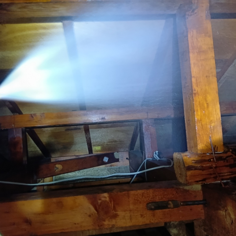 屋根裏の木材にシロアリ駆除剤を散布