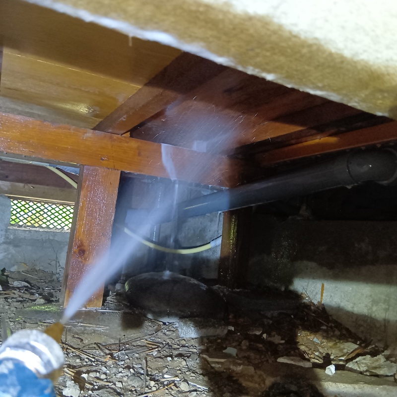 床下木材にシロアリ駆除剤を散布