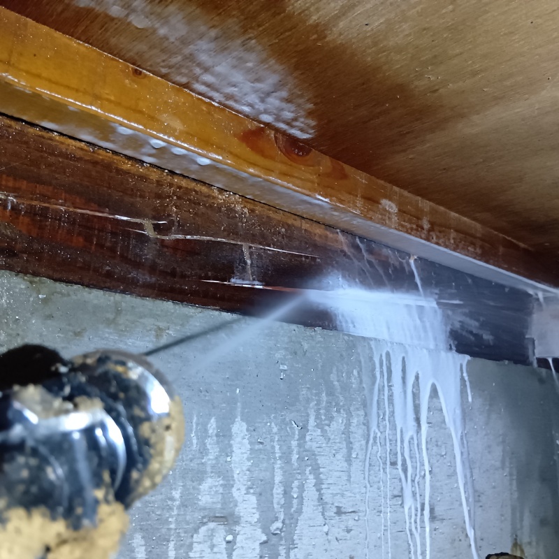 床下木材にシロアリ駆除剤を散布