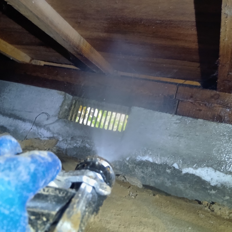 床下木材にシロアリ駆除剤を散布