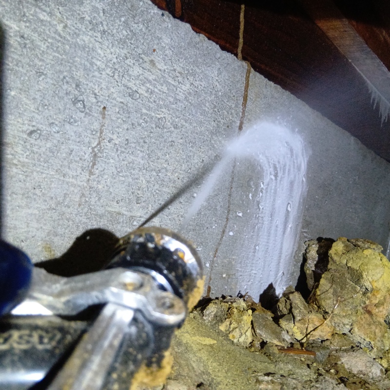 基礎にシロアリ駆除剤を散布