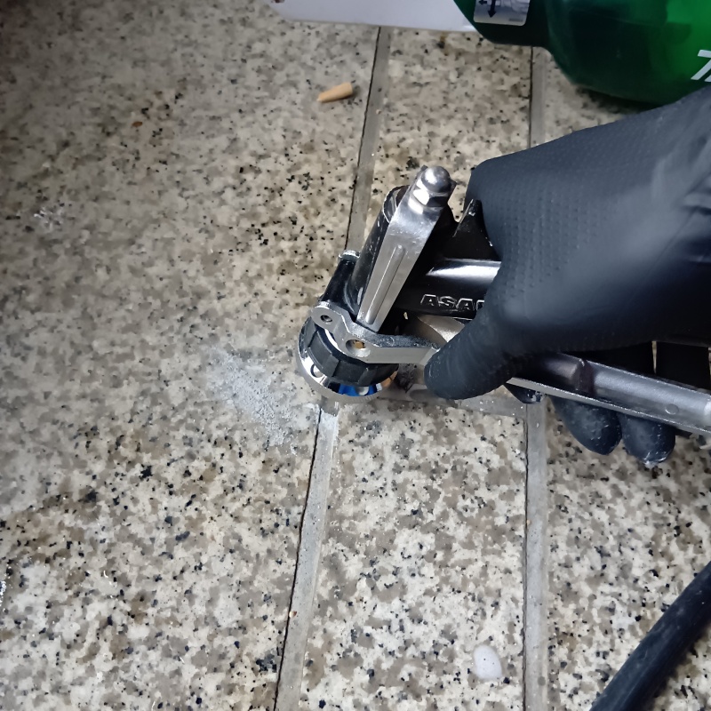 玄関床の目地からシロアリ駆除剤を注入