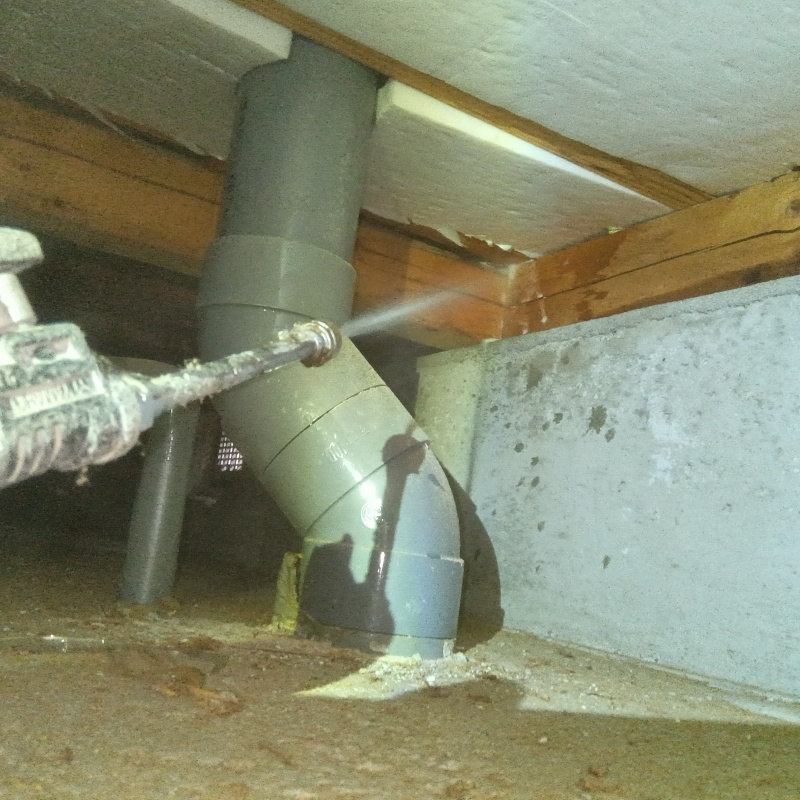 床下断熱材にシロアリ駆除剤を散布