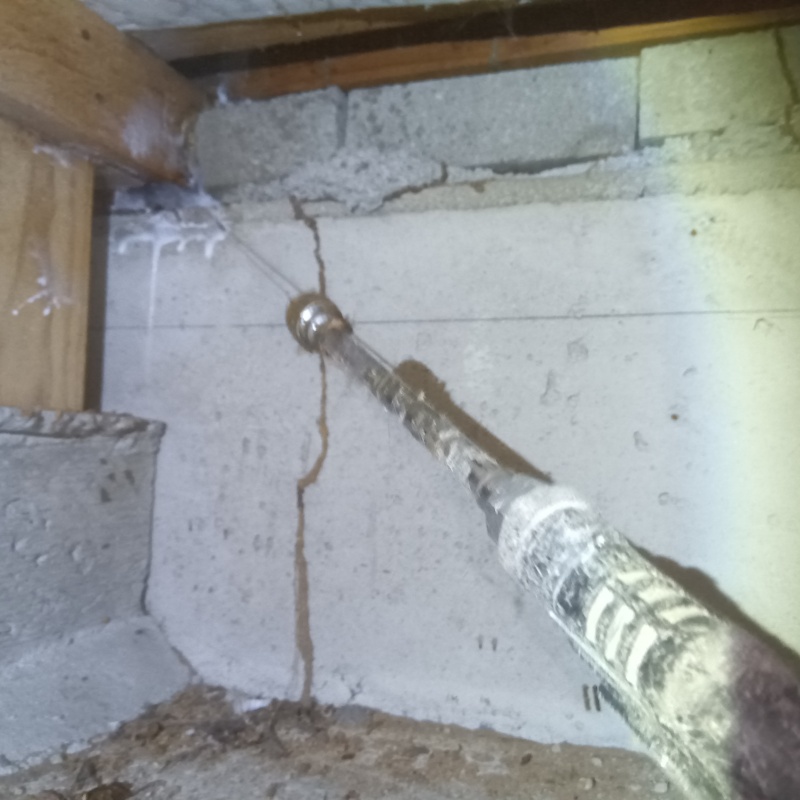 基礎にシロアリ駆除剤を散布