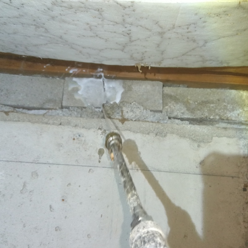 基礎にシロアリ駆除剤を散布