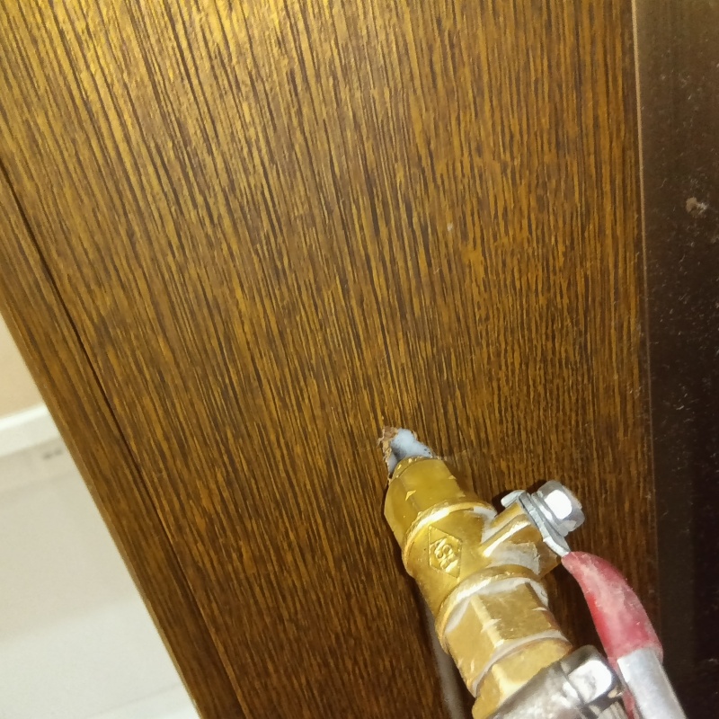 木の柱に穴を開けてシロアリ駆除剤を注入