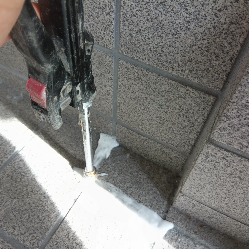 玄関床の目地からシロアリ駆除剤を注入