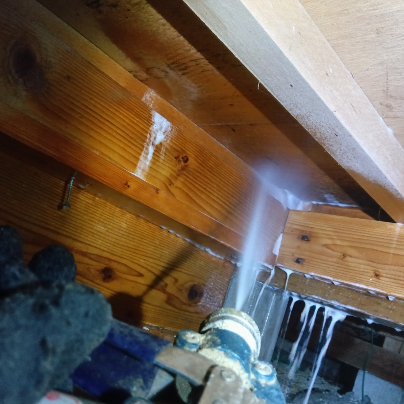 床下木材にシロアリ駆除剤を散布