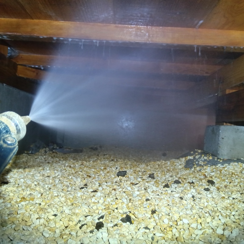 床下木材にシロアリ駆除剤を散布