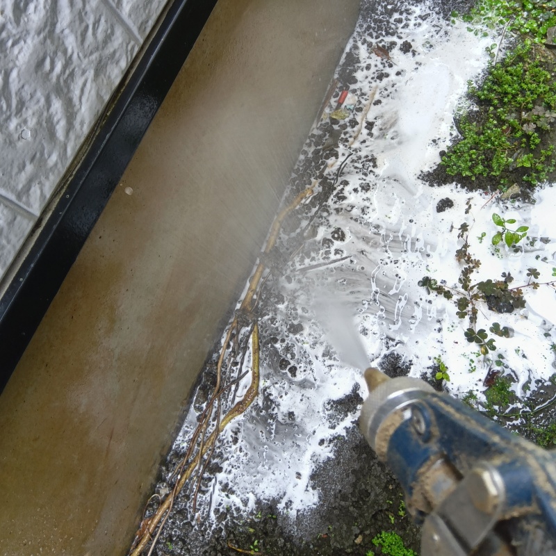 建物外周の土壌にシロアリ駆除剤を散布