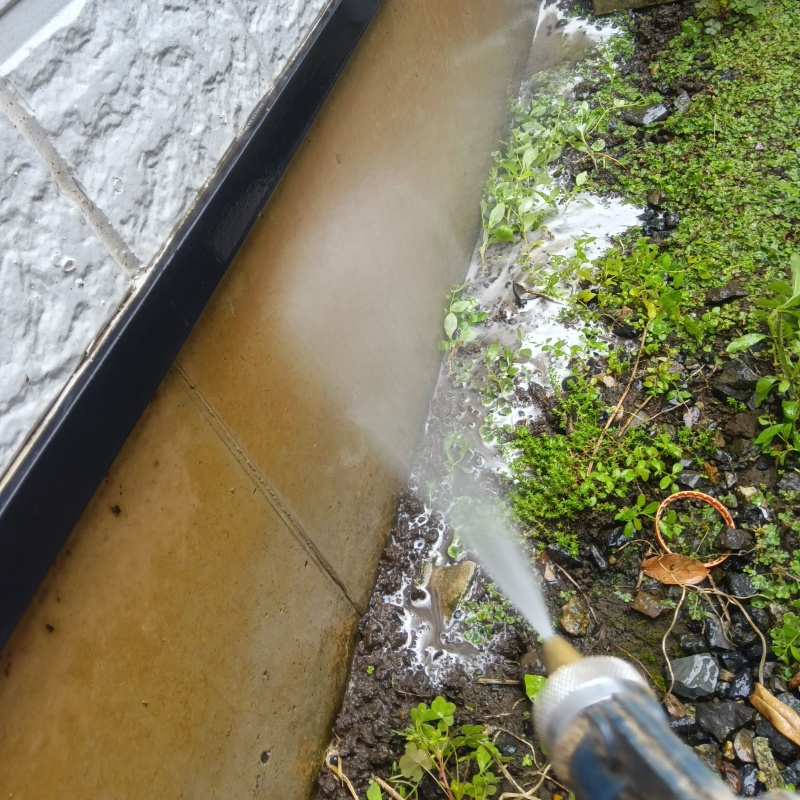 建物外周の土壌にシロアリ駆除剤を散布